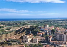 La vista è spettacolare. Dietro i palazzi, vaste coltivazioni di agrumi, la maggior parte delle quali dedicate a clementine.