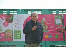 Donati ha spiegato ai ragazzi che le mele arrivano a maturazione dopo un lavoro, da parte degli agricoltori, lungo quasi un anno