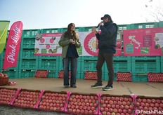 Giulia Zani e Garipoli sul palco, circondati da mele Pink Lady