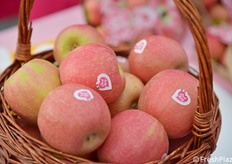 Il classico bollino a forma di cuore caratterizza ogni frutto