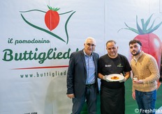 Vincenzo Graci, presidente dell’associazione di produttori per la tutela del pomodorino Buttiglieddru di Licata, Vincenzo La Cognata, chef regista, e Salvatore Graci, consulente.
