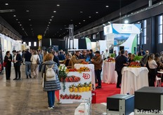 Molta affluenza di visitatori all’interno degli stand di Frutech.