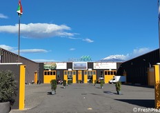 L'ingresso della fiera con alle spalle il suggestivo vulcano Etna.