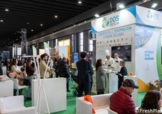 Uno dei tanti momenti di degustazione presso lo stand DOS Sicilia, consorzio delle denominazioni di origine siciliana.