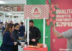 Claudia Iannarella (direttore marketing del Gruppo Alegra) mentre sovrintende alle operazioni per la degustazione di Ulisse