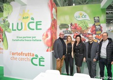 Allo stand dell'AOP Luce una foto di gruppo