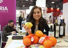 Anita Minisci, responsabile commerciale e logistica della Op Carpe Naturam, realtà specializzata nella produzione, tra l'altro, di agrumi biologici e olio d'oliva di alta qualità. In foto, il Limone di Rocca Imperiale IGP e le arance Cara Cara