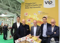 Il team di VIP presenta una delle novità lanciate in fiera: il viaggio tra i sapori d'Italia con Mela Val Venosta. La seconda novità riguarda le pouch Val Venosta, in vendita diretta da VOG Products a partire dalla primavera 2026