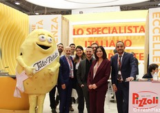 Parte dello staff Pizzoli presente in fiera, con la mascotte Tato Patato