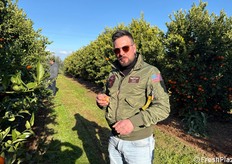 Visitatori che assaporano i frutti