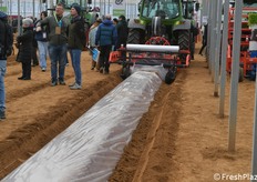 Una baulatrice che stende il film plastico in automatico