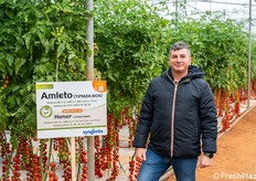 Giuseppe La Rosa, titolare dell’azienda che ospita il centro di ricerca, mostra un grappolo di Amleto durante la visita in serra.