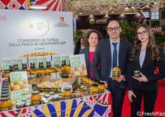 Domenico Di Stefano, presidente del Consorzio di tutela della pesca di Leonforte IGP, insieme a due collaboratrici.
