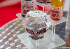 Melograno sgranato con procedimento a mano.