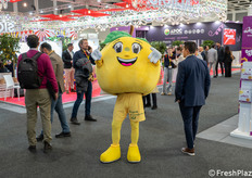 La mascotte della pesca di Leonforte IGP in giro per il padiglione, pronta a farsi fotografare insieme ai tanti visitatori.