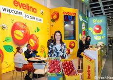 Melanie Curti, vivaista specializzata nella produzione delle piantine delle varietà di mele Tessa ed Evelina.