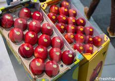 Particolare delle cassette di mele Tessa ed Evelina coltivate in Alto Adige e Trentino.