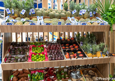 Una esposizione di frutta esotica.