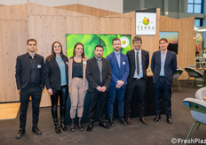 Lo staff di Terra, azienda che produce e fornisce frutta, verdura, agrumi ed erbe da coltivazione italiana, con sede a Bolzano.