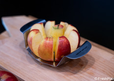 Il taglio di una mela del Südtirol pronta per essere degustata.