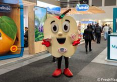 La mascotte della mela Melinda in posa per FreshPlaza.