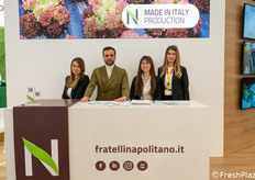 Raffaele Napolitano, titolare dell'azienda Fratelli Napolitano, con alcune collaboratrici