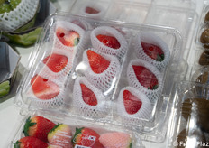 Fragole in un particolare packaging.