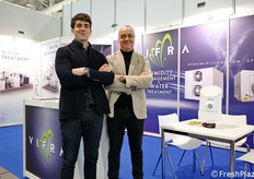 Vifra è specializzata in controllo climatico all'interno delle serre e in trattamento delle acque con "ultrafiltrazione". Ciò consente di eliminare germi, batteri o virus dal flusso, ma senza alterare il contenuto di nutrienti disciolti in acqua. Inoltre, l'immissione di ossigeno in nanobolle contrasta la formazione di biofilm e arriva fino all'apparato radicale delle piante. In foto: Riccardo e Vincenzo Russo.