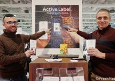 E se la catena del freddo dei beni deperibili, inclusa frutta e verdura, si potesse monitorare a distanza senza apparecchiature elettroniche o batterie? La tecnologia avanzata e brevettata di Active Label risponde a tale esigenza mediante una semplice etichetta a cristalli ingegnerizzati, applicabile ovunque, e in grado di inviare su cloud in tempo reale dati relativi a umidità, temperatura ed esposizione alla luce della singola spedizione. Ciò consente di monitorare lo stato della merce, riducendo costi, perdite e velocizzando le decisioni. L'innovazione è stata presentata e illustrata in fiera da Andrea Pinna e Carlo Ricci.