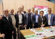 Foto di gruppo allo stand Isolcell, compagnia leader nel settore delle Atmosfere Generate Modificate e Controllate. Da sinistra a destra: Carlo Nardin, Giorgio Pruneri, Simone Pasqualin, Tito Spaldi, Loghis Stavroulakis, Stefano Brigadue, Nerraj Kumar, Martina Morelli, Marco Gobetti.