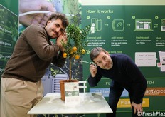 L'agronomo Giacomo Anteghini e il Prof. Fausto Panizzolo rendono plasticamente il concetto su cui si fonda PlantVoice: ascoltare le esigenze della pianta direttamente da sensori collegati ad essa. PlantVoice offre infatti una soluzione avanzata di agricoltura di precisione basata su un sensore biocompatibile che, inserito direttamente nel fusto della pianta, ne analizza la linfa in tempo reale come un vero e proprio "elettrocardiogramma vegetale". Grazie all'intelligenza artificiale, il sistema rileva precocemente stress idrici e malattie, permettendo agli agricoltori di intervenire tempestivamente, migliorare la qualità del raccolto e risparmiare fino al 40% di acqua e fertilizzanti