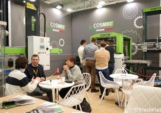 COSMEC quest'anno ha esposto in fiera un macchinario apricasse + pallettizzatore. Il mercato dell'azienda è al 50% estero, con vendite in oltre 30 Paesi.