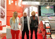 Gorana, Goran e Obrad Obradovic presso il loro stand PIGO. Tra i macchinari presentati dall'azienda, anche EFD 5: Liofilizzatore Pilota Micro-Industriale, progettato e realizzato con gli stessi componenti dei grandi impianti industriali, l'EFD 5 è un'unità pilota che garantisce la stessa qualità del prodotto e gli stessi risultati operativi dei sistemi su larga scala