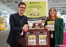 Stefano Ferioli e Silvia Mombello hanno presentato la soluzione agreenet per la filiera ortofrutticola. Agreenet, con sede a Torino, è una startup innovativa che sviluppa biomateriali attivi e biodegradabili per combattere lo spreco alimentare. Il loro sistema brevettato PìFresc è una soluzione "salva-freschezza" (disponibile come etichetta o bustina) che, inserita direttamente nel packaging, rilascia ingredienti naturali capaci di inibire la formazione di muffe. Questa tecnologia, certificata per l'uso alimentare, permette di estendere la shelf-life di frutta e verdura fino a decine di giorni in più, garantendo prodotti più sani e riducendo drasticamente le perdite economiche e l'impatto ambientale legato allo smaltimento e alla logistica. "Siamo l'alternativa biologica all'uso dell'anidride solforosa", spiegano.