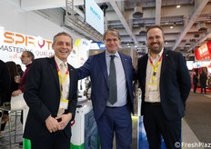 Raytec Vision produce selezionatrici ottiche ad alta capacità per l'industria agroalimentare. I sistemi a doppia visione rilevano difetti e corpi estranei in patate, frutta e verdura. In fiera è stata mostrata, tra le altre, la macchina Ingenuity, che ottimizza la lavorazione delle patate risultando efficace sia sul prodotto lavato che non lavato: elimina zolle, pietre e patate verdi, identificando con precisione anche marciumi e difetti cromatici. Il sistema garantisce un’elevata capacità produttiva (fino a 100 t/h) e una selezione accurata tramite espulsori meccanici. In foto: Marcus Pincu (Area Manager per Italia/Spagna/Portogallo e America Latina), Gianluca Simonelli (General Manager) e Nicola Avanzini (Direttore Commerciale).