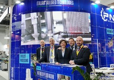 PND realizza macchinari per la lavorazione della frutta. Sistemi di pelatura, detorsolatura e taglio destinati alle industrie del fresco, conserviero, congelato e disidratato. In foto: Valerio De Caro (sales manager), Vincenzo di Prisco (CEO), Virginia Cascella (export manager), Angelo Sicignano (sales manager).