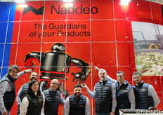 Da sinistra a destra: Claudio Sorrentino, Andrea Santopaolo, Adriana, Antonio e Giovanni Naddeo, Federico Bianchi, Antonio Farabella e Nicola Caliendo. Naddeo Technologies progetta soluzioni sostenibili e innovative per il settore del fresco, unendo tecnologia avanzata e design igienico. L'azienda offre un servizio di assistenza personalizzato.