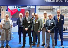 Turatti è sinonimo da 40 anni di progettazione di macchine e linee complete per la preparazione di frutta e verdura fresca. In foto, lo staff aziendale presente in fiera.