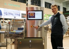 Elan Sijaric illustra il funzionamento del visore ottico a intelligenza artificiale NEURAL F della ditta G. Mondini. Neural F è un sistema di visione in linea per il controllo qualità dell'ortofrutta fresca. Utilizza algoritmi di deep learning per rilevare in tempo reale difetti, muffe, grado di maturazione e corpi estranei prima del confezionamento, riducendo scarti e resi. Ha una velocità di lavorazione di 120/140 confezioni al minuto.