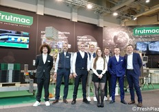 Frutmac offre soluzioni globali per il confezionamento di alimenti freschi. L'azienda integra la progettazione di macchinari e linee complete con la fornitura di materiali d'imballaggio, inclusi film e vassoi sostenibili, garantendo assistenza tecnica e servizi personalizzati. Quest'anno ha esposto in fiera con uno stand ad angolo di forte impatto visivo. In foto: il team aziendale.