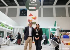 Pino Fioretti e Valentina Gambino presso lo stand della nuova realtà Panora, nata dall'unione di tre team con decenni di esperienza nel settore sementiero. L'azienda si dedica alla ricerca genetica e allo sviluppo di nuove varietà vegetali, offrendo agli agricoltori soluzioni resilienti e ad alte prestazioni per ottimizzare le rese.