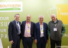Salvatore Cassiba (primo a sinistra) presso lo stand allestito in fiera per la Southern Seed, di cui è amministratore unico. L'azienda sementiera, fondata nel 2000, sviluppa ibridi innovativi ad alta resa e tolleranza alle malattie. Attiva nel bacino del Mediterraneo, offre una vasta gamma varietale e assistenza tecnica a vivaisti e agricoltori per ottimizzare la produzione e la commercializzazione