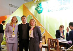 McGarlet importa e distribuisce frutta esotica e controstagione. L'azienda italiana seleziona i prodotti direttamente nei paesi d'origine per il mercato nazionale, offrendo soluzioni sfuse, confezionate e servizi B2B. Gestisce internamente la maturazione di referenze come mango, avocado e lime. In foto: Martina e Davide Garletti insieme alla madre Alessandra.