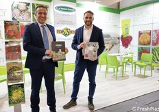 Maurizio Mannara e Claudio Ciancia in rappresentanza de La Semiorto Sementi. L'azienda produce circa 350 varietà standard e ibride per i settori professionale e amatoriale. L'offerta include sementi e bulbi controllati e OGM free, presentati in packaging completi di note tecniche colturali.