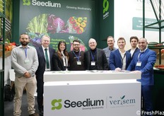Seedium, brand del gruppo Verisem, eredita oltre 60 anni di esperienza nel settore sementiero professionale. Nata dall'unione di realtà storiche come Olter e Royal Seeds, produce sementi orticole e legumi, puntando sull'innovazione degli ecotipi italiani e sulla moltiplicazione di qualità. In foto, da sinistra: Riccardo Giacometti (Seedium), Viggo J. (Verisem), Elisa Bianchi (Suba), Arcangelo Ambrosio (Seedium), Stefano Motton (Seedium), Fredric Castoro (Verisem), Leonardo Urbini (Suba), Lorenzo Gobbi (Verisem) e Giovanni Incardona (Seedium per la Sicilia).