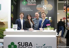 Seedium è il nuovo brand del gruppo Verisem dedicato alle sementi professionali. Gestito da Verisem Italia, opera sotto la direzione e il coordinamento di Suba Seeds S.p.a., con cui condivide strategie commerciali e spazi espositivi, come nel caso dello stand congiunto a Berlino. In foto: Lorenzo Gobbi (Verisem), Elisa Bianchi (Suba), Fredric Castoro (Verisem) e Leonardo Urbini (Suba).