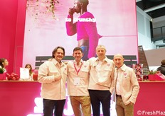 All'iconico stand della mela Pink Lady troviamo Salvo Garipoli (Country manager Italia),  Cédric Modic Amore (Direttore Marketing, Comunicazione e Strategia Pink Lady Europe), Jean-Jacques Berton (Marketing e Comunicazione Pink Lady Europe) e il CEO Thierry Melenotte. Tutti indossano una giacca disegnata per l'occasione.