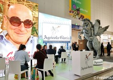 Stand Agricola Gloria con il suo iconico cavallo rampante su base girevole.