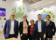 Alphacom Italia è un'azienda specializzata nella produzione di insalate per l'industria del fresh-cut. Gestisce l'intera filiera su 760 ettari di coltivazioni, occupandosi di selezione dei semi, produzione di baby leaf ed erbe aromatiche, controllo qualità e trasporto. In foto, da sinistra: Luca Muratori, Milena Ravanelli, Sara Duranda, Giorgio Belotti e Nicola Barcella.