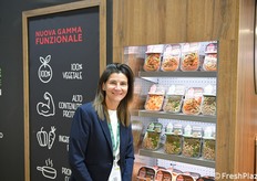 Sara Menin de L'Insalata dell'Orto vicino all'espositore della gamma completa misSalad High Protein – Pronti da cuocere